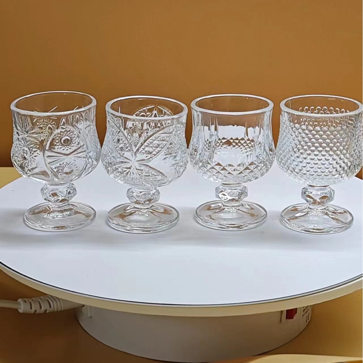 European-style embossed engraved small wine glasses, tall one-sipped cups, spirits cups, restaurant household foreign wine glasses, diamond white wine cups full figure