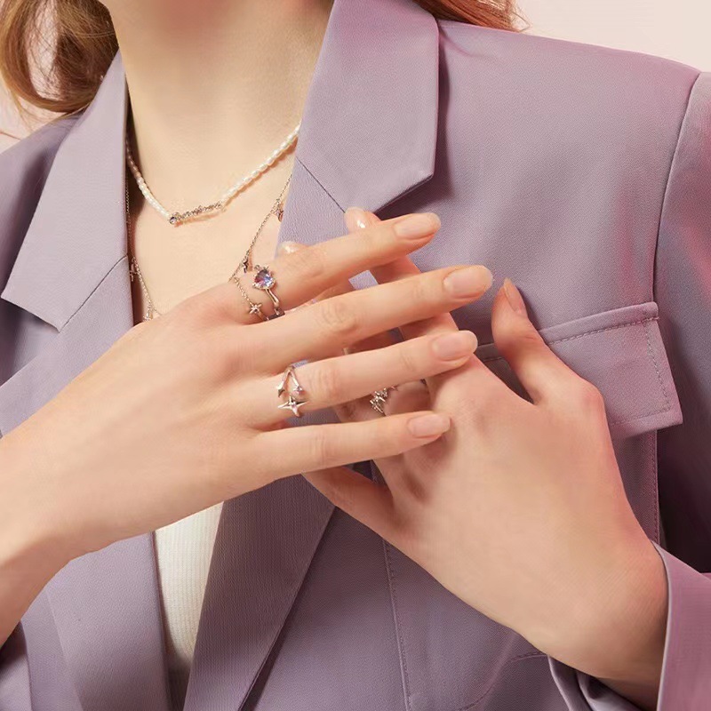 This is a niche design with a unique gradient heart-shaped zircon flash diamond starlight index finger ring. It exudes a feminine and high-end vibe with an ins style Application Scenario