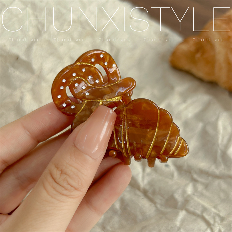 Retro croissants with a high-end feel, horns, butterfly rings, alkali water bread, acetic acid, large and small size hair grabbers, by Zhou Yutong details Picture