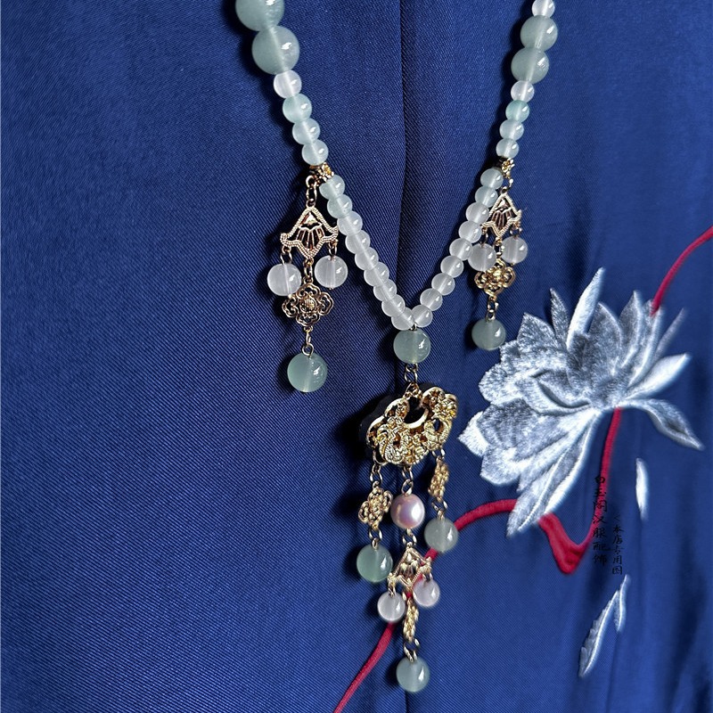 Ancient-style peace lock necklace, soft female necklace, long back cloud tassel, suffix Ming Dynasty Hanfu, new Chinese-style cheongsam accessory Application Scenario