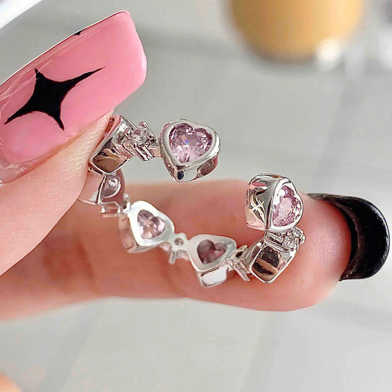A pink diamond heart-shaped ring for a young girl, a unique design for women, exudes a sense of high-end luxury and exquisite refinement. The opening is adjustable and the ring has a cool and elegant style Specification drawing