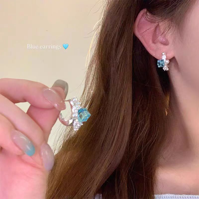 Spring and summer super shiny blue square sugar stud earrings, high-end and light luxury style, pearl earrings, unique and niche C-ring earrings for women full figure
