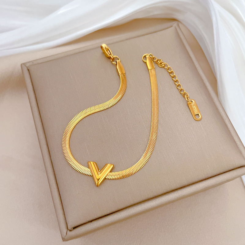 【 All-titanium Steel 】 Dongdaemun Minimalist V-letter forest-themed chain bracelet, a female Internet celebrity's retro best friend Application Scenario