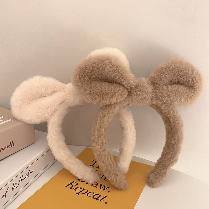 The plush rabbit ear headband is a new winter style. It can be used for facial masks, washing the face, and tying the hair. It is a cute and popular headband accessory details Picture