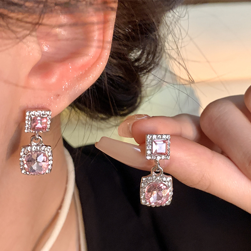 Super shiny and exquisite pink zircon square stud earrings for women, a light luxury and niche design, high-end earrings, fashionable and retro earrings details Picture