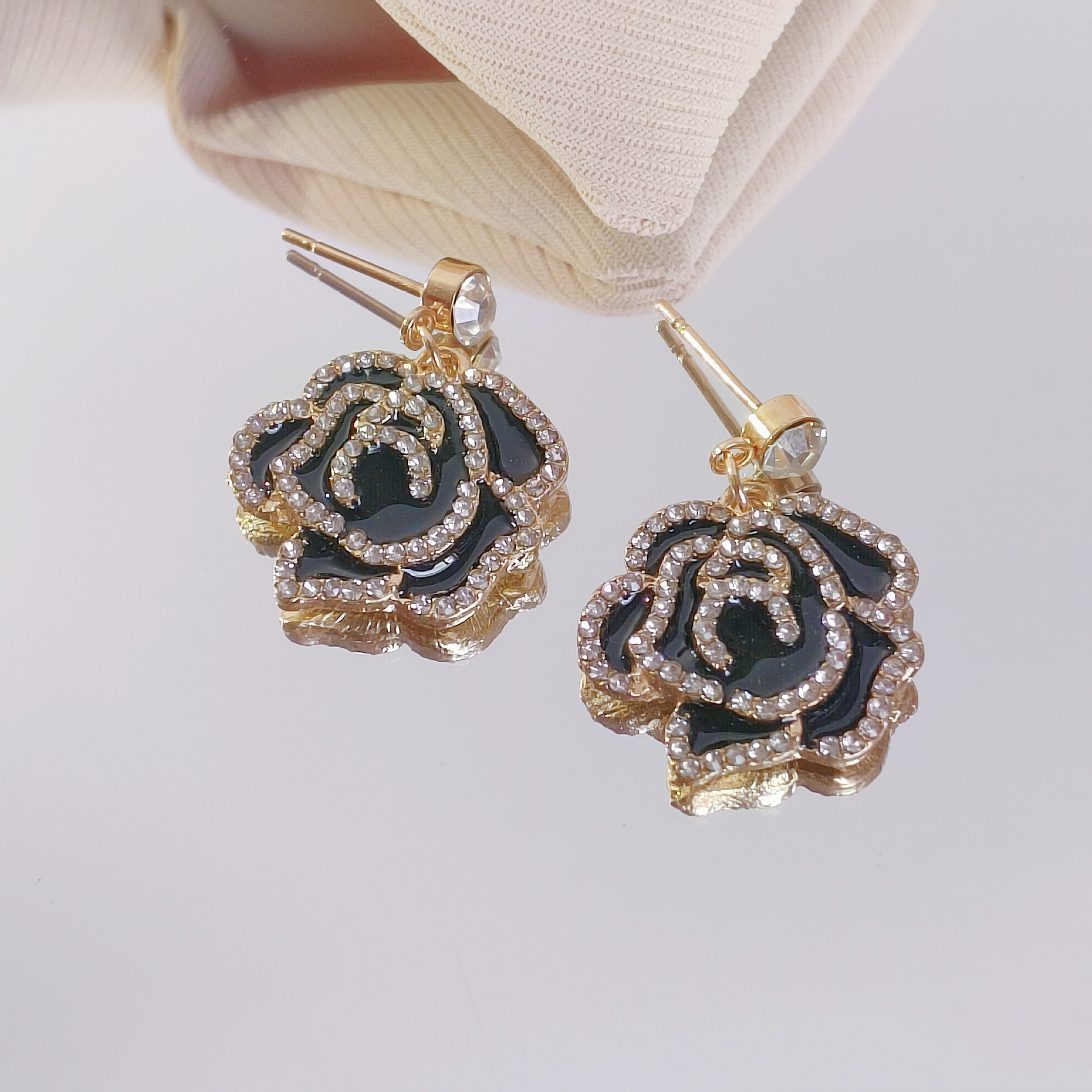 "Black Mountain Camellia" French Camellia ear studs with a delicate fragrance for women, a new style of high-end floral earrings details Picture