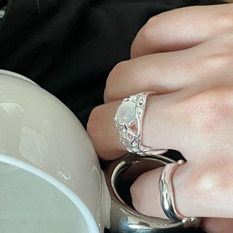 White Moonlight zircon agate ring for ins couple, a light luxury European and American fashion irregular ring with adjustable openings Application Scenario