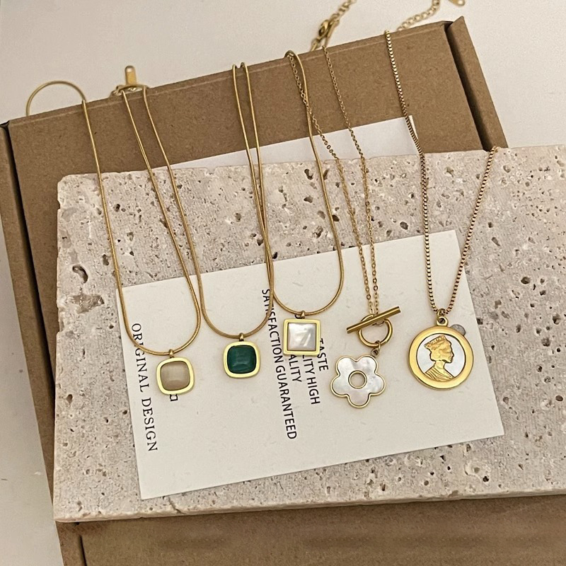 Retro shell flower pendant necklace, French niche women's necklace, cat's eye stone collarbone chain, sweater chain in full figure