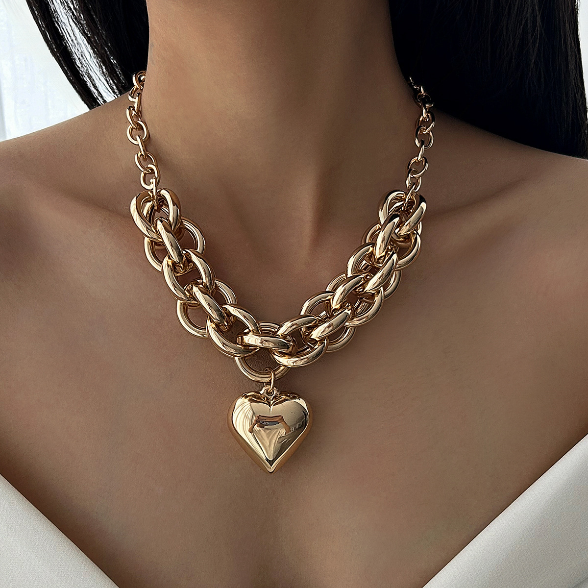 European and American cross-border accessories French simple heart pendant collarbone chain fashionable iron chain Necklace new style full figure
