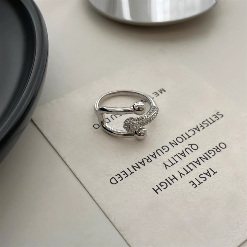 A unique and niche horseshoe buckle diamond ring for women with a high-end design sense, an open zircon index finger ring, a heavy and light luxury ring details Picture