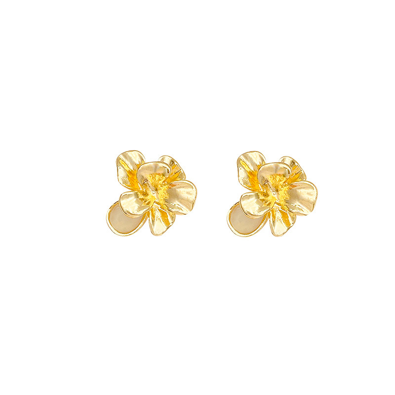 Three-dimensional metal flower ear studs, a light luxury style, niche design, exquisite and versatile earrings, elegant and high-end Hong Kong-style earrings Item Picture