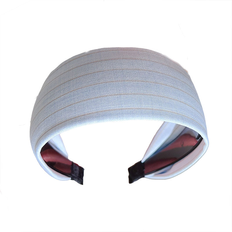 The cream-colored striped wide-brimmed hairband is versatile. The solid-colored headband makes the face look better. It has a small hair cover slit and can be used to press the hair. It is an accessory for starting from outside the hairpin Item Picture