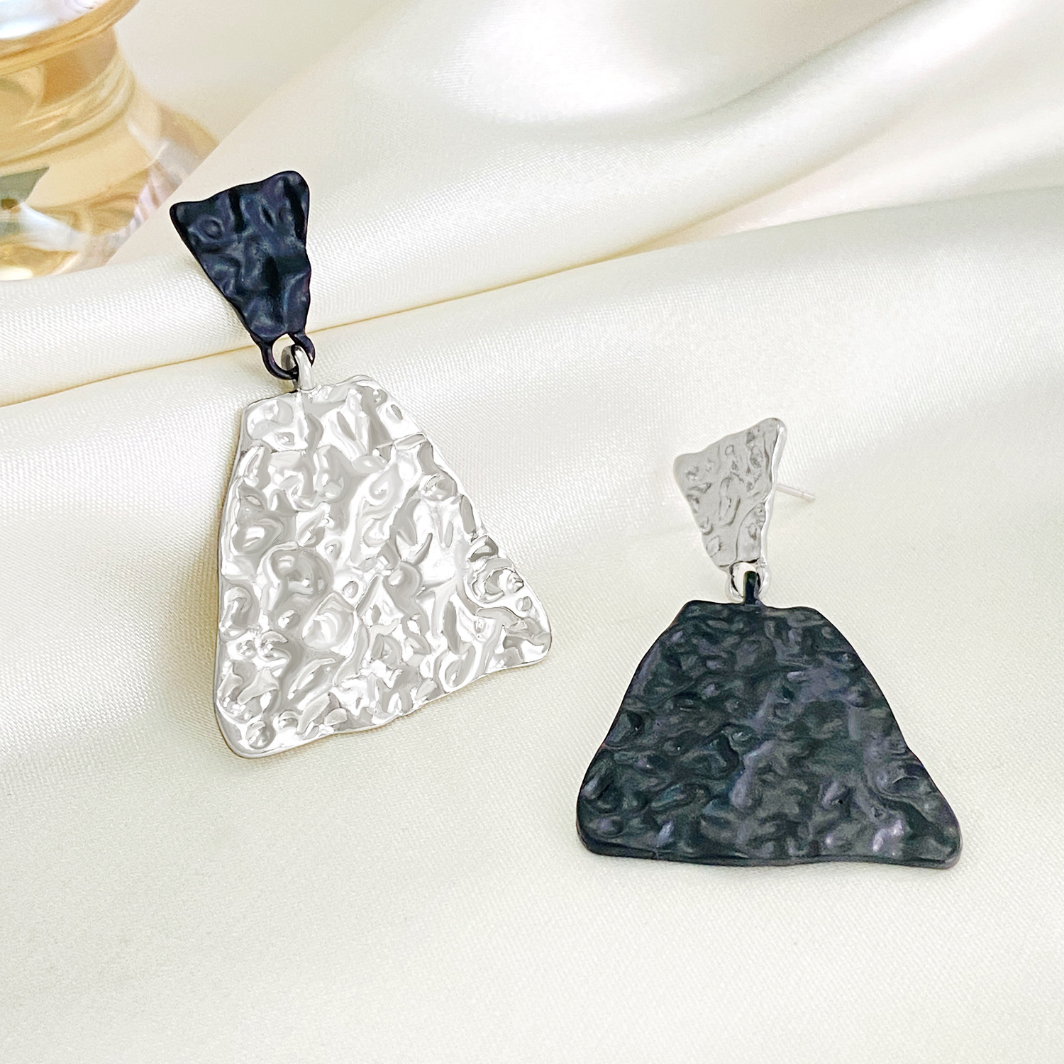 New cross-border long black and white color-blocking earrings, ins cold style, niche design, quadrilateral geometric stud earrings Application Scenario