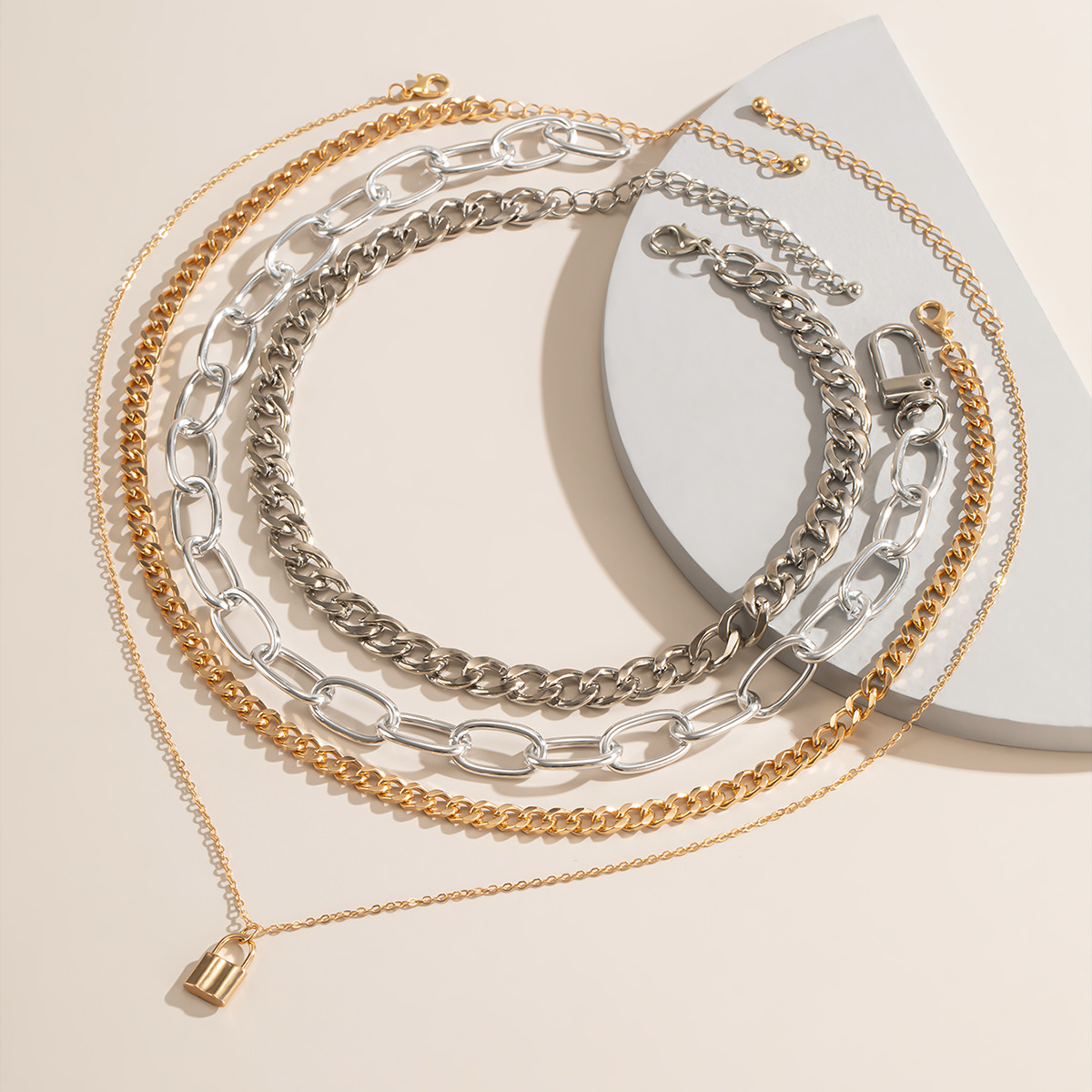 European and American cross-border jewelry, fashionable and personalized multi-layer necklace set, elegant and versatile, lock-shaped chain collarbone necklace Application Scenario