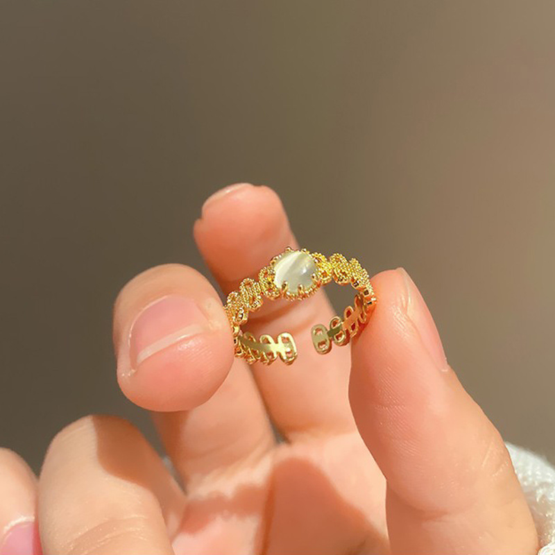 The cat's eye ring for women exudes a sense of light luxury and sophistication. It features a niche design with adjustable openings and a simple yet elegant style. The middle finger ring is trendy for women full figure