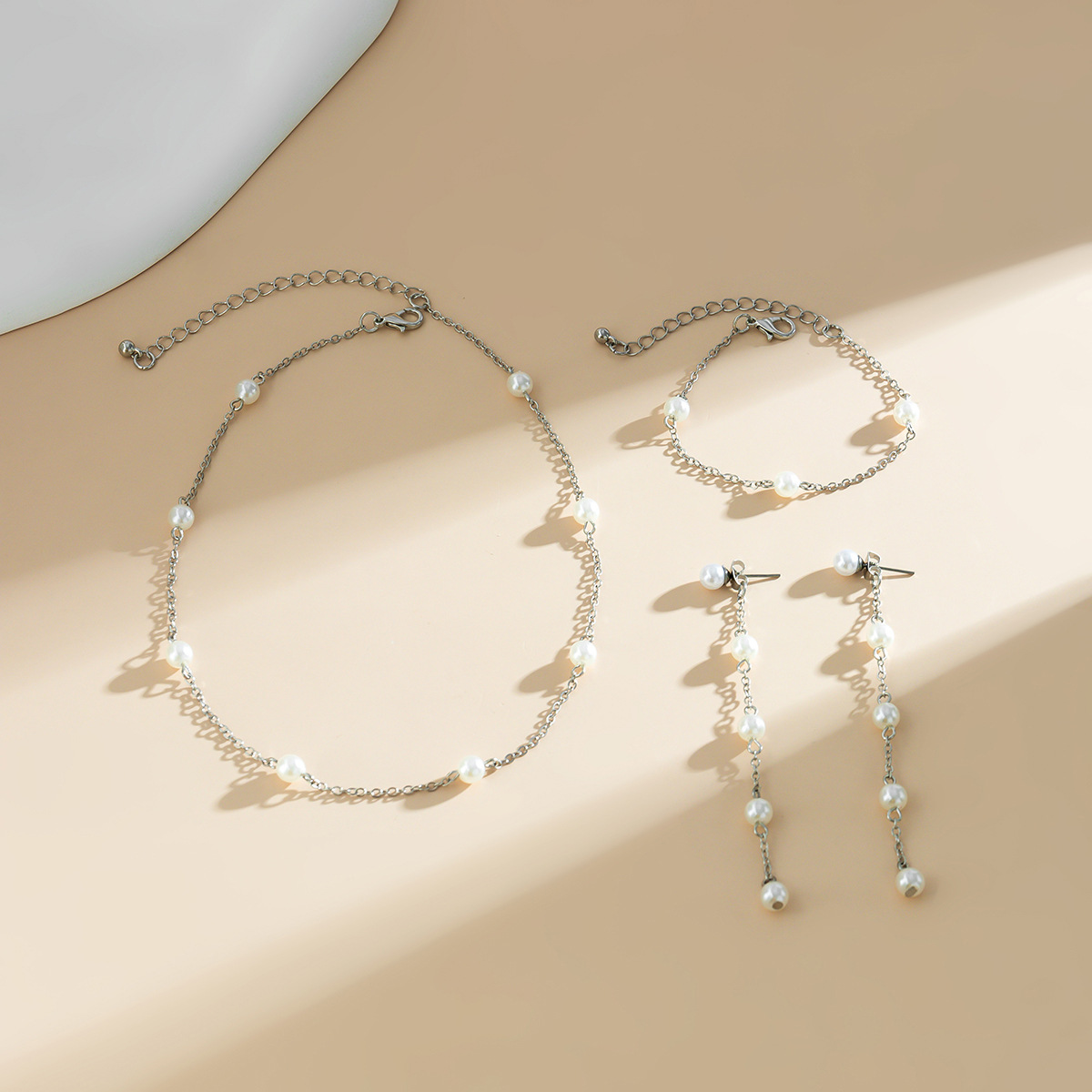 European and American cross-border style tassel imitation pearl chain necklace, retro beaded collarbone chain, niche and simple accessory set Application Scenario
