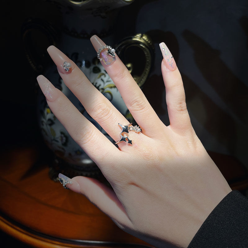 A niche design of light luxury starlight Zircon fashion open-top ring, with a unique and versatile personality, and an ins-style cold style index finger ring trend Application Scenario
