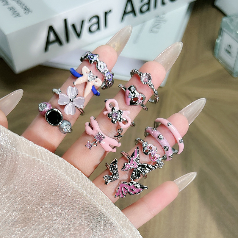 The pink enamel sweet bow heart-shaped geometric ring with a niche design sense is a fashionable, personalized and versatile ring trend for women Specification drawing