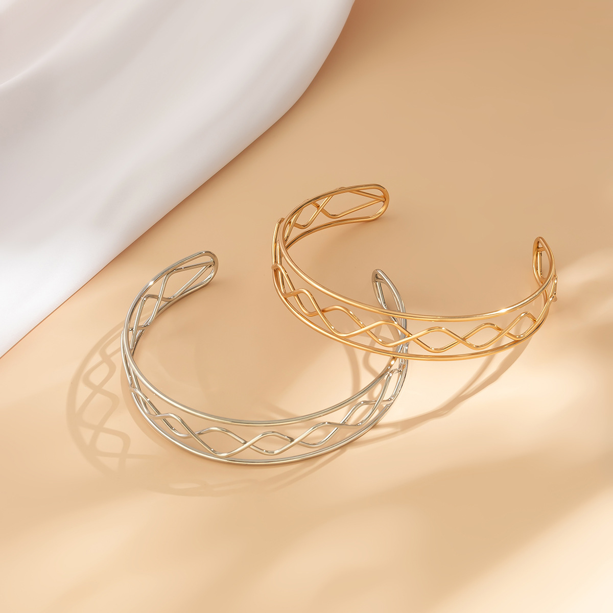 European and American cross-border jewelry, niche design sense geometric chain necklace, sweet and cool female style, unique choker necklace Application Scenario