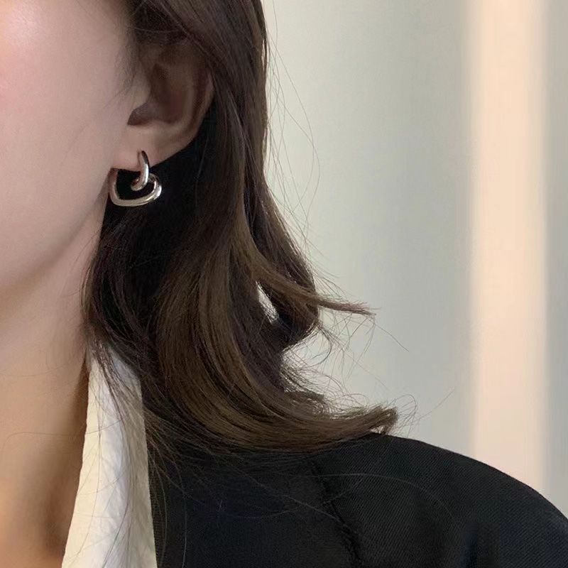 Meet love at the corner ~ Simple and niche design with knotted heart-shaped ear buckles for women's 2025 autumn/winter new fashion earrings details Picture