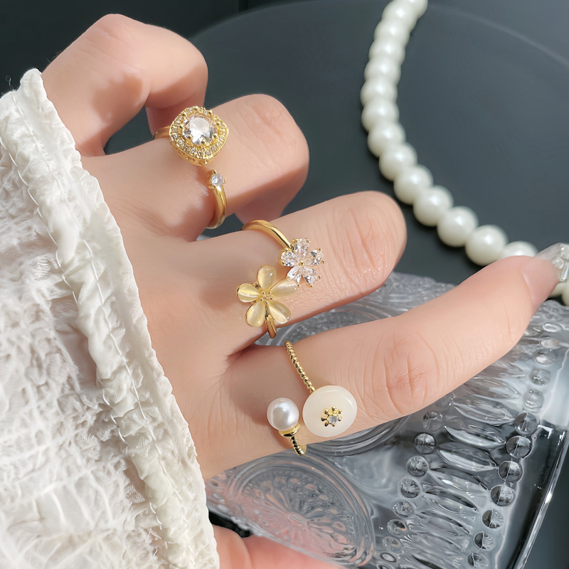 A retro flower-shaped, rotatable square diamond, fashionable open ring, a female imitation jade, sweet, cool, exquisite and versatile ring full figure