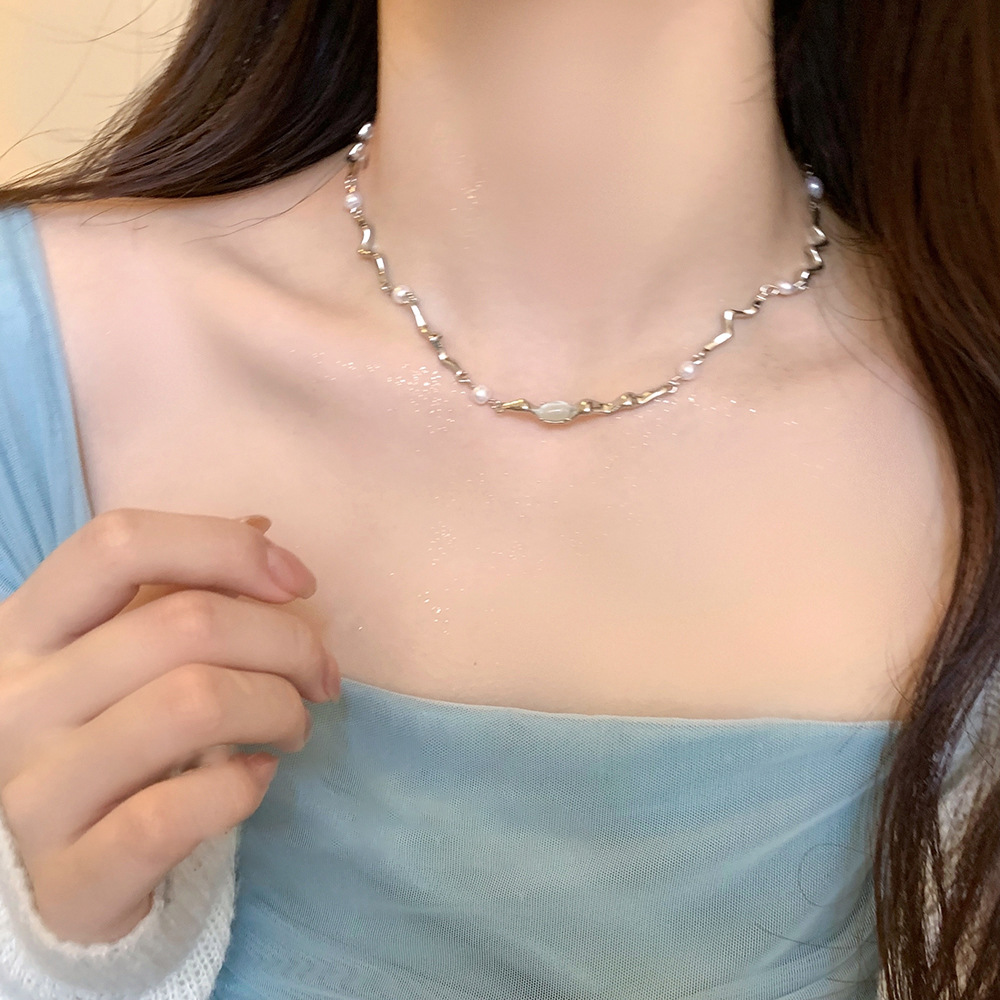 Light luxury, niche, sweet and cool pearl and water diamond necklace with Instagram design, irregular twisted necklace, 2023 new style full figure