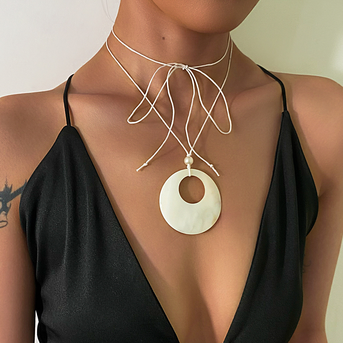European and American tropical beach style teardrop-shaped shell strap choker niche heart-shaped pendant necklace, sweet and cool necklace full figure