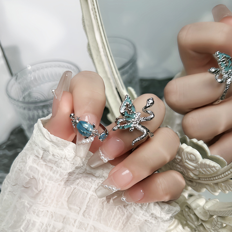 An InS-style unique butterfly snake-shaped fashionable open ring with a niche design sense for women, a trendy punk spider ring details Picture