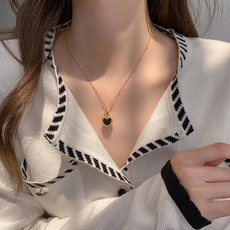 Black and white double-sided shell heart pendant necklace for women, Korean retro, simple and individual heart collarbone chain necklace accessory Specification drawing