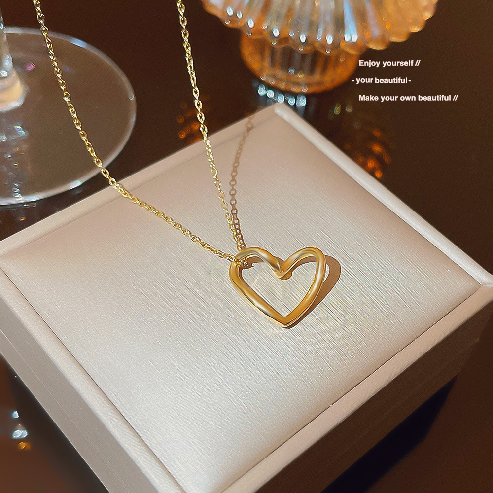 Stainless steel necklace with a unique and high-end look for women, a minimalist heart-shaped pendant in a cold style on Instagram, and a best-selling collarbone chain on Xiaohongshu Application Scenario