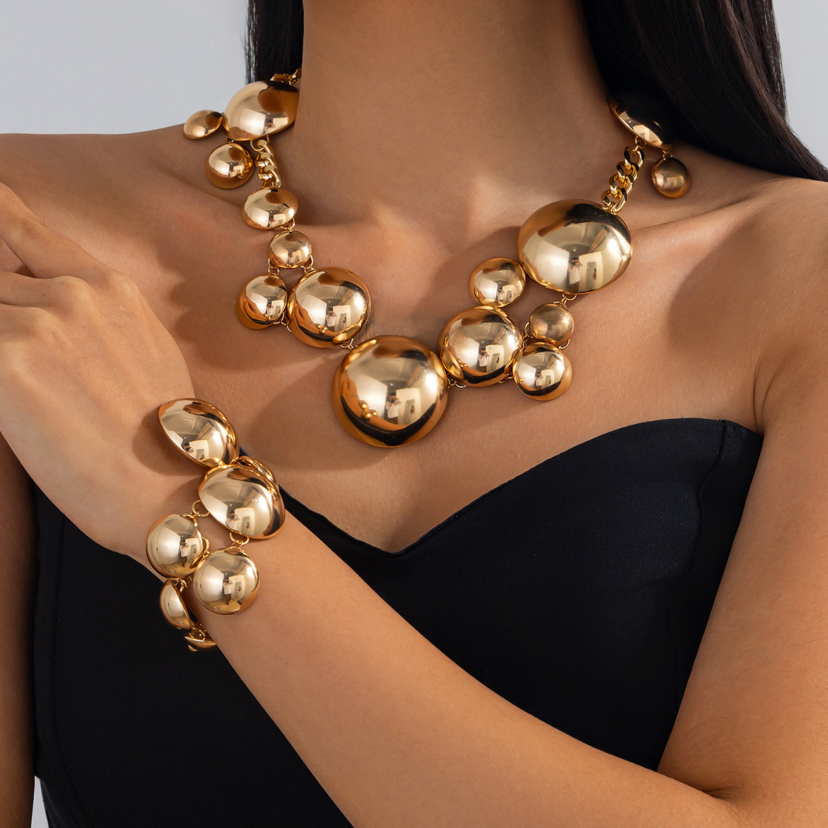 European and American cross-border jewelry exaggerated smooth alloy round pendant Necklace punk design sense Necklace set details Picture
