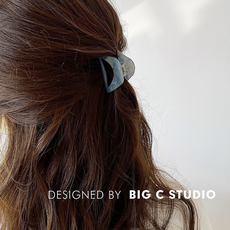The cool and stylish shark clip, mermaid color hollowed-out grab clip, exquisite bangs clip and back of the head clip are all popular on Instagram full figure