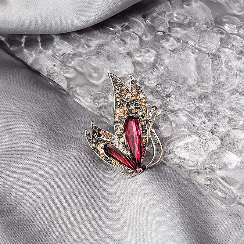 Factory direct sales of Korean-style crystal versatile brooches, European and American big brands, simple and elegant, retro girl's corsage accessories Specification drawing