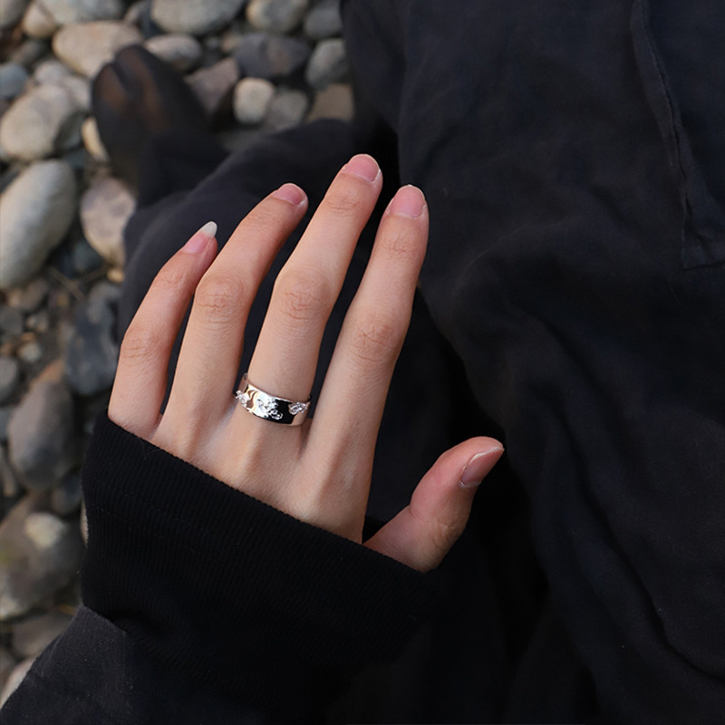 A simple and fashionable broken ring with an ins style, a niche design for women, and a texture set with zircon. It's a high-end couple's ring Specification drawing