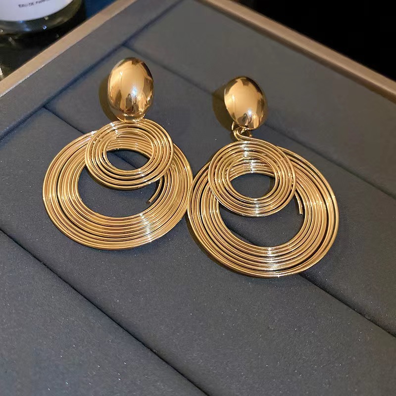 Round earrings, with a unique design sense, are a new bestseller in 2025. They exude a sense of high-end elegance and are suitable for women's autumn and winter earrings Application Scenario