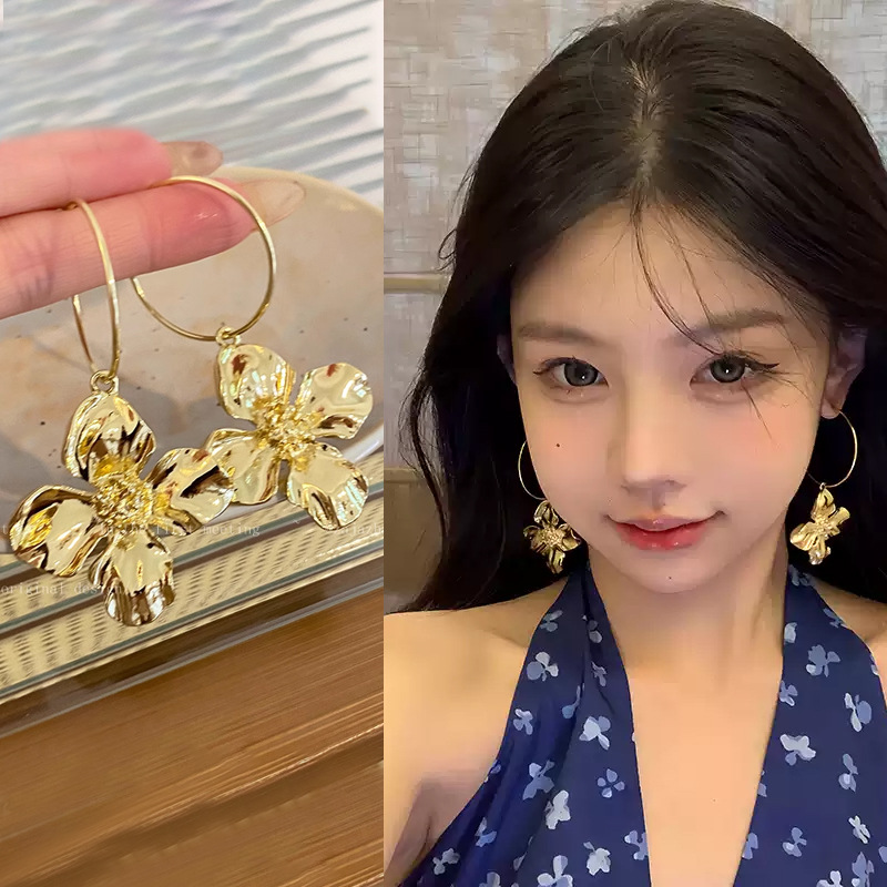 Exaggerated metallic floral earrings for women, European and American style, unique and elegant, internet-famous ear rings, golden socialite dress, high-end earrings full figure