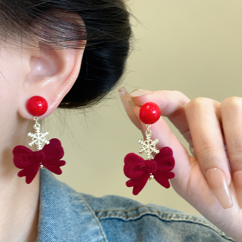 Red velvet bow snowflake earrings with a unique design sense, festive earrings for the New Year, versatile and elegant earrings for autumn and winter Application Scenario
