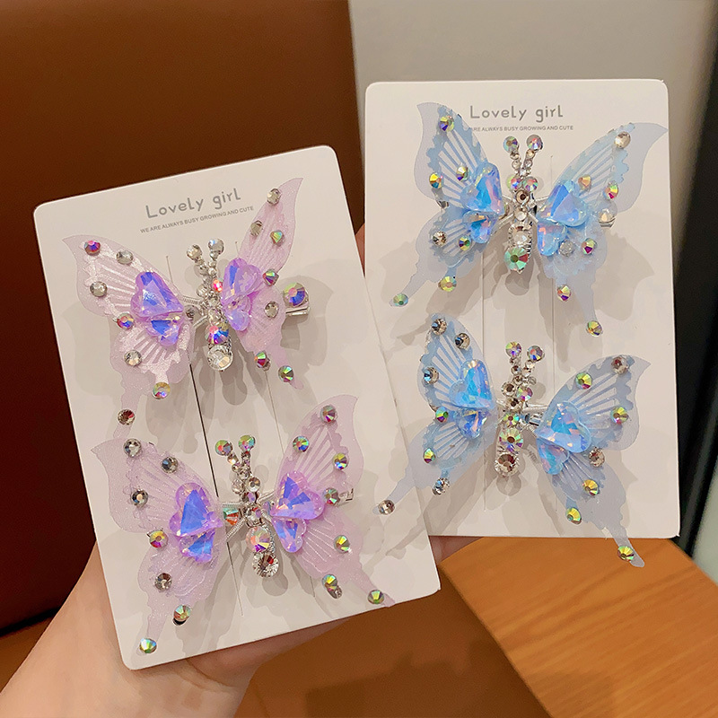 The moving butterfly hairpin can fly with diamonds. It's a super fairy child hair accessory. It's a children's butterfly hairpin. The female wings can move full figure