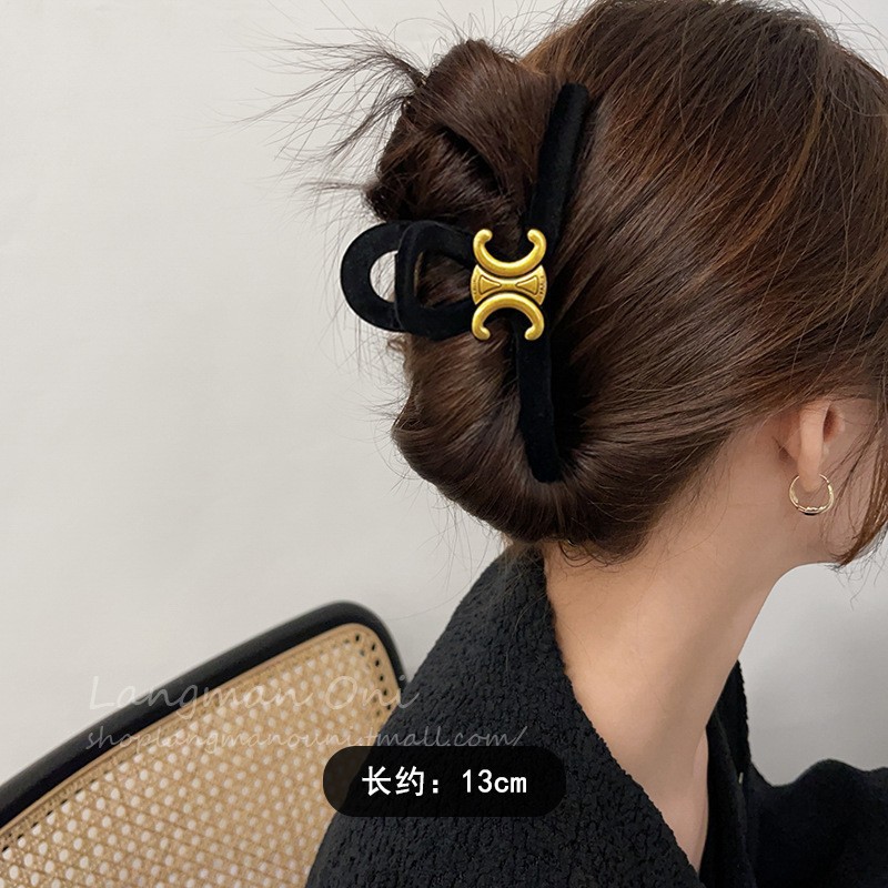 2025 New Arc de Triomphe letter scratch-off small high-end hairpin, ins style side clip, princess bangs clip Application Scenario