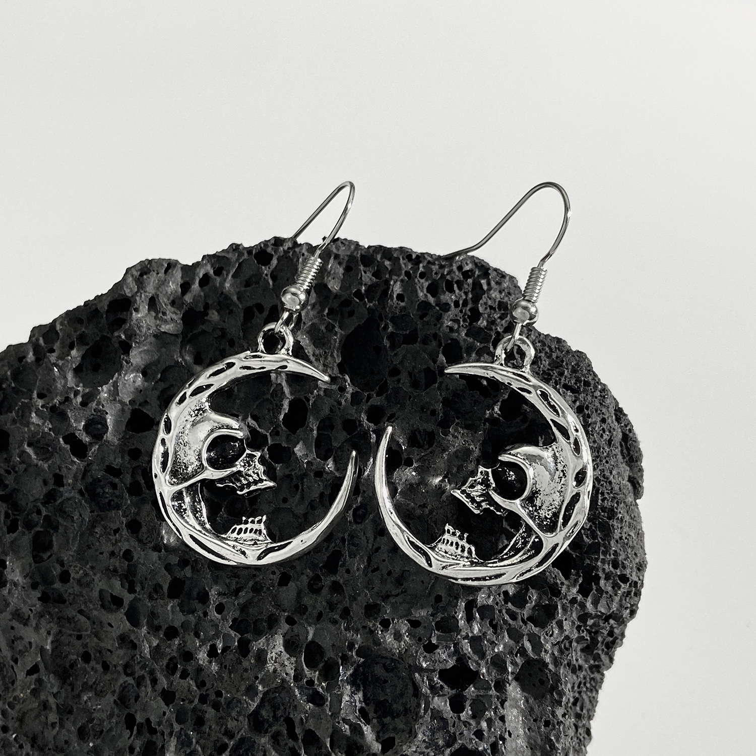 Gothic dark half-skull crescent earrings for women, retro exaggerated alloy aged butterfly earrings, Halloween earrings Specification drawing