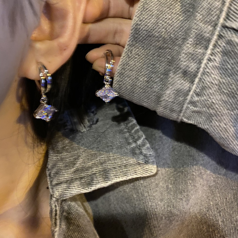 The standard accessory for hot girls is the niche ear rings, super sparkling earrings, and the new trendy ear studs from 2025. It's a niche design of earrings for women Application Scenario