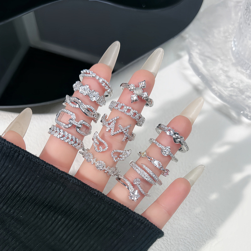 A Korean-style geometric light luxury high-end ring with full diamonds, a cold and elegant female style, a niche fashion and exquisite stacked index finger ring details Picture