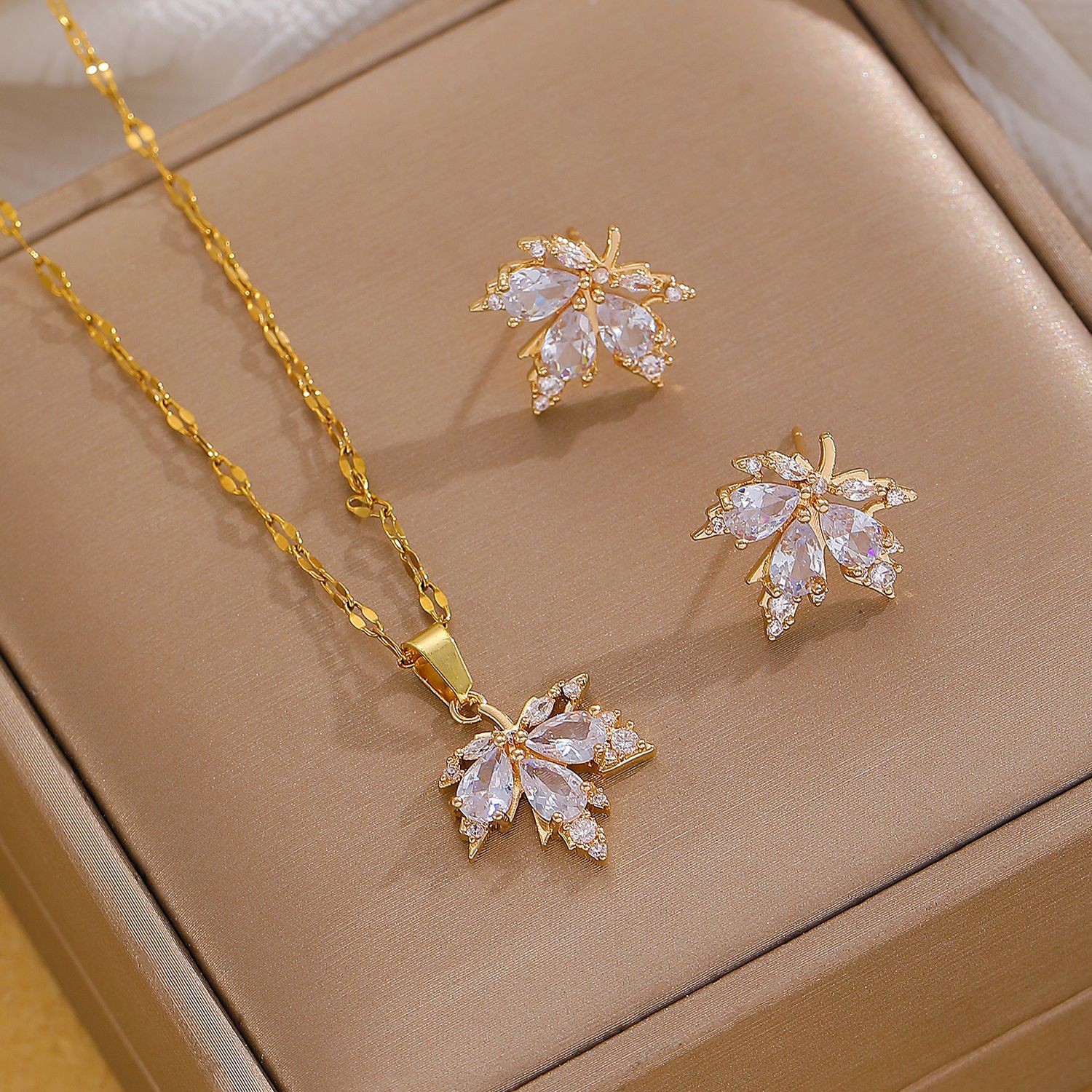 Copper-inlaid zircon necklace and earrings set, light luxury leaf and maple leaf individual style banquet earrings and necklaces combination full figure