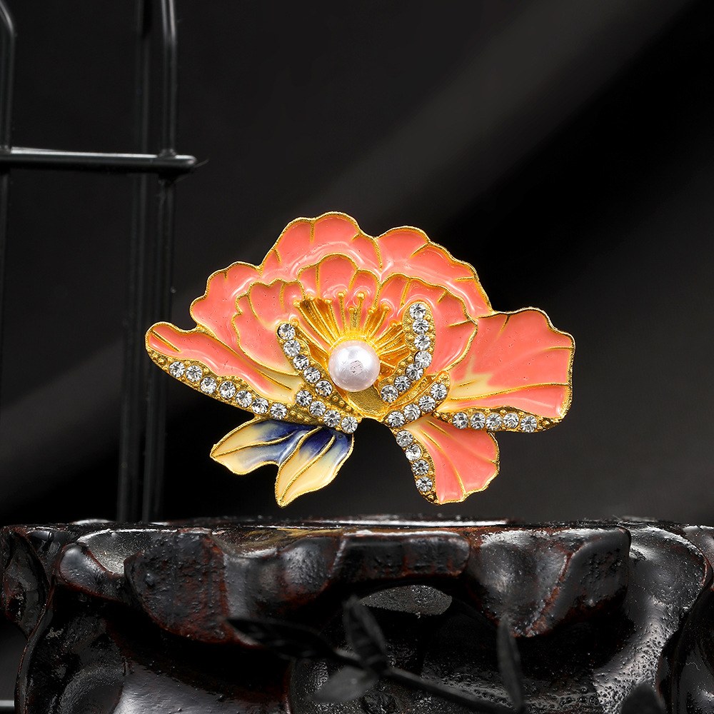 New Chinese-style diamond-encrusted gradient peony pearl brooch, a light luxury, high-end, niche and fashionable brooch with a touch of elegance full figure