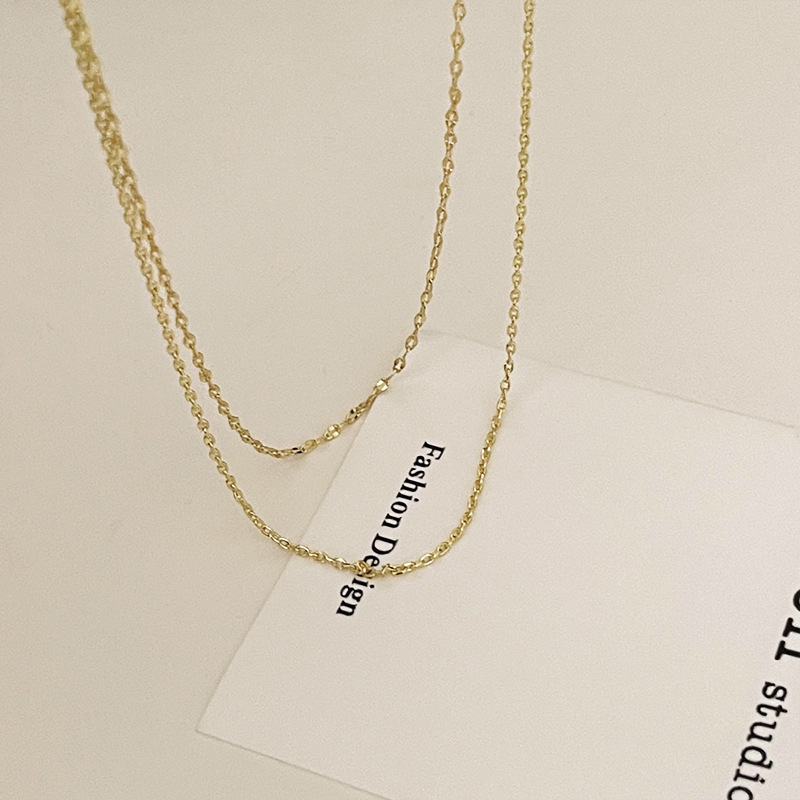 This is a minimalist and retro double-layer chain necklace with a unique European and American style. It is made of titanium steel and is versatile. It features a gold layering plain chain and a collarbone chain in an ins style Application Scenario