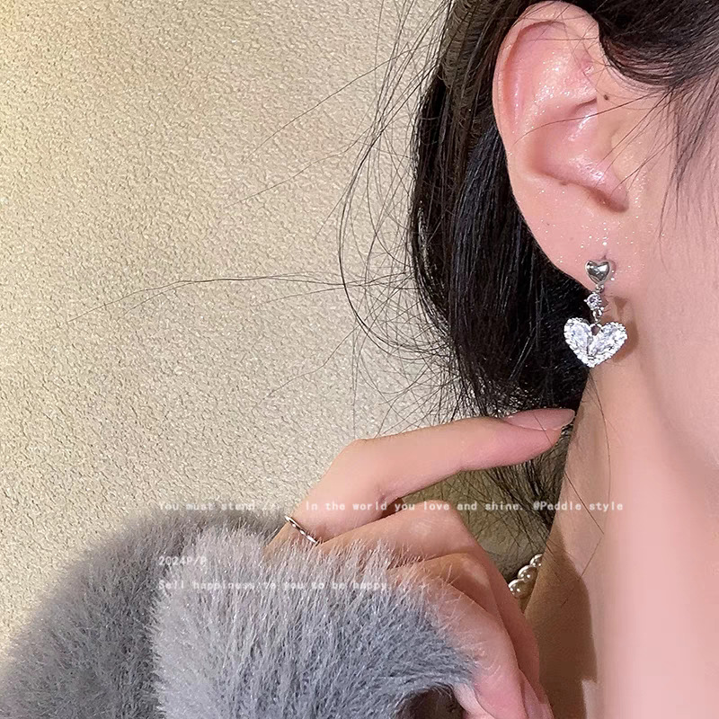 "Heart full of waves!" Zirconium heart-shaped tassel earrings for women, a unique and high-end look, sweet stud earrings, and versatile and elegant earrings details Picture