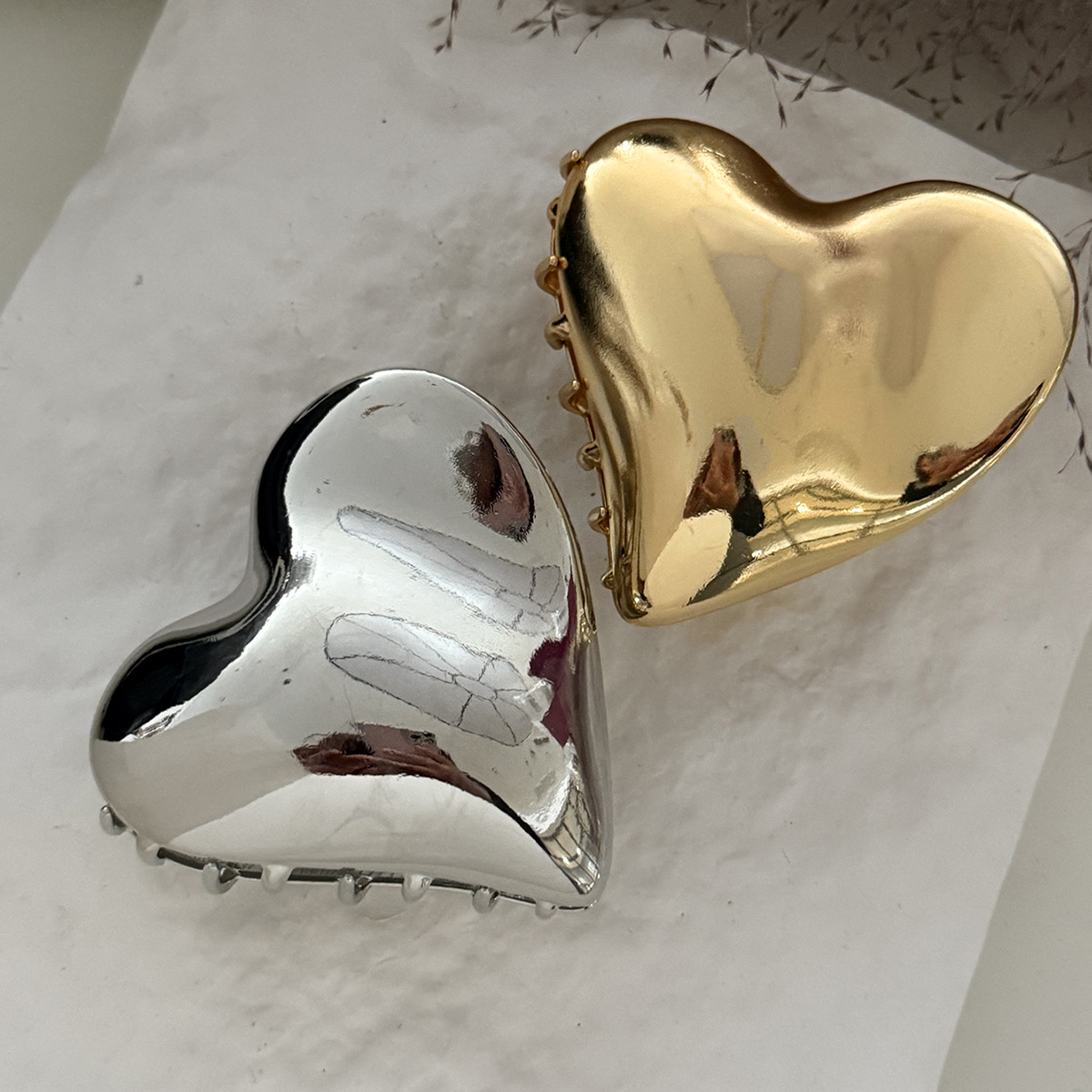 Shein's best-selling high-end cross-border metal heart-shaped headwear with a back head clip and a fashionable European and American style women's updo hair clip Application Scenario