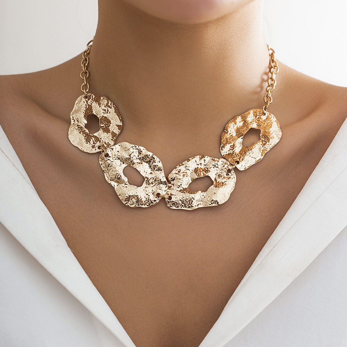 European and American cross-border metal irregular design sense round piece necklace, a personalized liquid fluid geometric necklace accessory for women details Picture