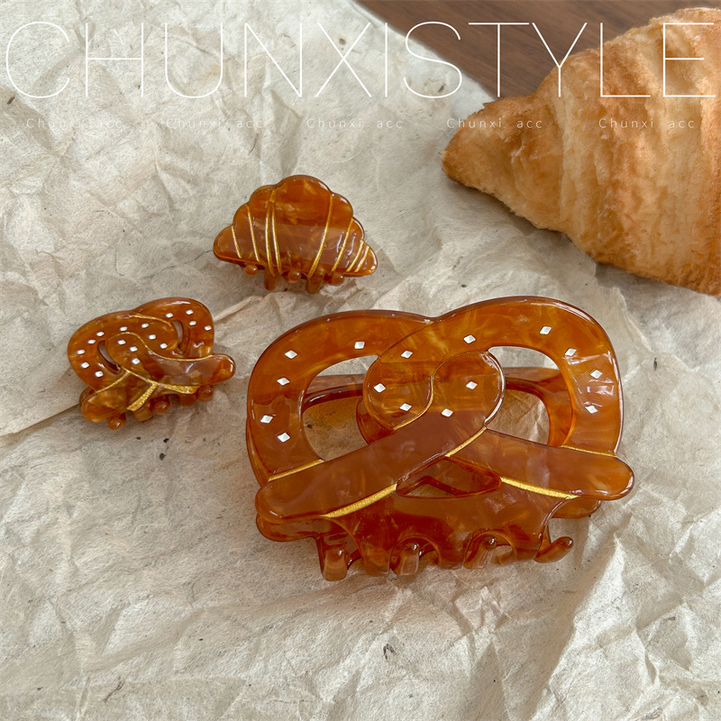 Retro croissants with a high-end feel, horns, butterfly rings, alkali water bread, acetic acid, large and small size hair grabbers, by Zhou Yutong Application Scenario