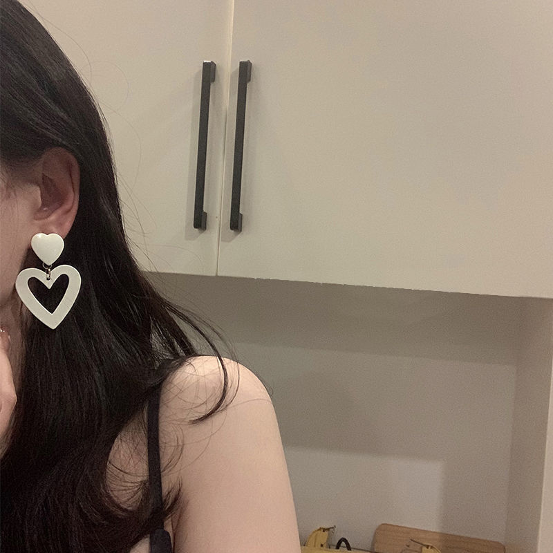 Autumn and winter heart-shaped milky white large earrings and stud earrings, cold style sweet earrings, round face women's earrings, 2025 new style Specification drawing